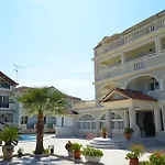Basil Aparthotel 2*